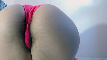 Aragne se pone aceite en el cuerpo y se desnuda