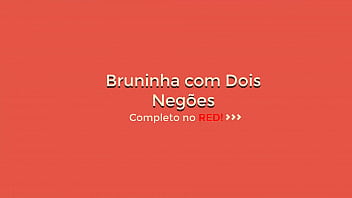 Esposa puta fodendo com 2 negros BBC no Quarto Azul - Sexo a trê_s e gozo na boca do pau preto - Completo no Red