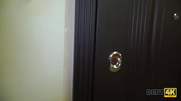 DEBT4k. Joder es un polvo que espera a la camarera rusa rizada