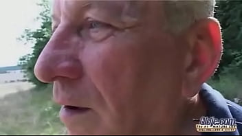 boobarella Busty Tiana Wolf follando a un viejo en el bosque