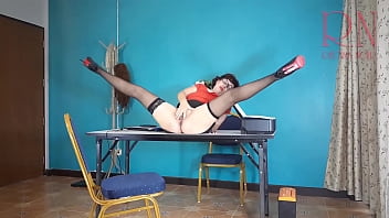 Secretary shows pussy The boss shoots a naked secretary on video