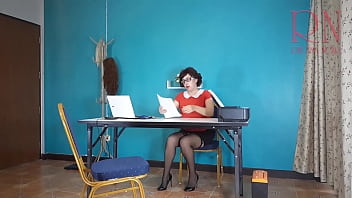 Secretary shows pussy The boss shoots a naked secretary on video