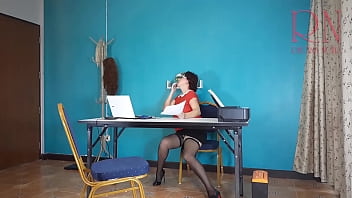 Secretary shows pussy The boss shoots a naked secretary on video