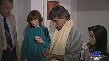 Yoko, coquine refoul&eacute_e, prend bien la bite