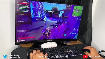 INCREIBLE! Pierdo en Fortnite pero Mis amigas putas me consuelan muy bien con una rica mamada doble. TRIO