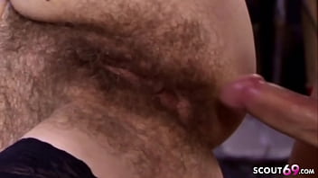 Ehefrau vom Chef mit extrem behaarter Fotze fickt den Jungspund Gesellen