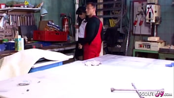 Ehefrau vom Chef mit extrem behaarter Fotze fickt den Jungspund Gesellen