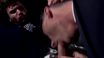 Bande annonce | Un gangster soumet un autre gangster pendant une partie de poker| Gaysight.com