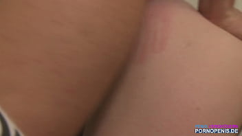 18 j&auml_hriges redhead Teen findet Typ, der Ihr Gesicht vollspritzt | facial cumshot | redhead | 18 | freckled | Sommersprossen | PornoPenis.de