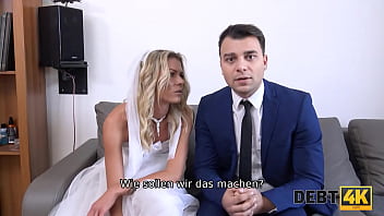 DEBT4k. Schuldeneintreiber fickt die Braut im wei&szlig_en Kleid und in Str&uuml_mpfen