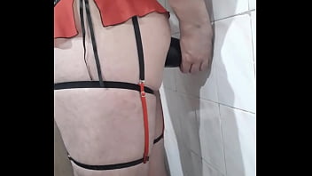 De parado le cuesta meterse berenjena pero termina gozando mucho...!!!