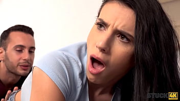 STUCK4K. Playful dude saw that his cute roommate needs help and got off