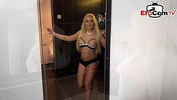 Deutsche Milf zum Dreier verf&uuml_hrt im Fahrstuhl