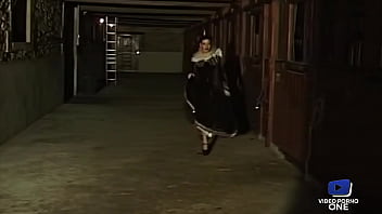 Elodie Ch&eacute_rie, belle brune rebelle, bais&eacute_e dans la remise