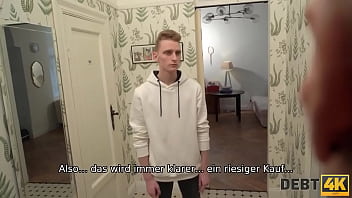 DEBT4k. Russischer Shopaholic von Schuldeneintreiber in Hubbys Gegenwart gefickt