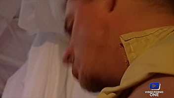 Ces deux brunettes sont des salopes qui adorent l'_anal