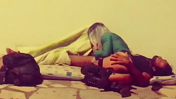 MOTORISTA DE UBER GRAVOU SAFADA DANDO CUZINHO PRA MORADOR DE RUA NA RUA