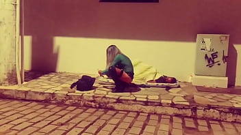 MOTORISTA DE UBER GRAVOU SAFADA DANDO CUZINHO PRA MORADOR DE RUA NA RUA