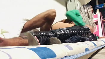 ORADOR DE RUA METENDO NO CUZINHO DA SAFADA NO MEIO DA RUA