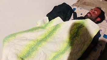 ORADOR DE RUA METENDO NO CUZINHO DA SAFADA NO MEIO DA RUA