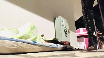 ORADOR DE RUA METENDO NO CUZINHO DA SAFADA NO MEIO DA RUA