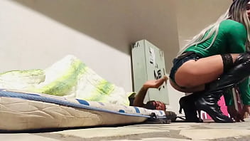 ORADOR DE RUA METENDO NO CUZINHO DA SAFADA NO MEIO DA RUA