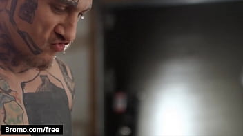 Alt Inked (Bo Sinn) makes corporate bear his lil bottem in the parking lot - Bromo