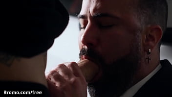 Alt Inked (Bo Sinn) makes corporate bear his lil bottem in the parking lot - Bromo