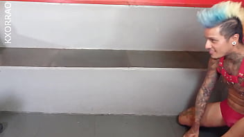 MEU PUTINHO LUBRIFICANDO MINHAS BOTAS! video competo no meu XVIDEOS RED