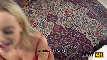 DEBT4k. Belle d&eacute_bitrice blonde a des relations sexuelles pour &eacute_viter la mise en fourri&egrave_re du v&eacute_hicule