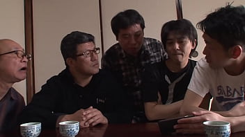 嫁いだ大家族は全員覗き魔　夫の家族は4人家族で全員男。それも覗きが家風という変態家族であった。まだまだ現役で勢力旺盛な義父、Hな事を考えさせたら右に出る者はいない長男、純粋な覗き好きな三男、元引きこもりで巨乳好きの四男。　Full&rarr_https://bit.ly/3dou3y8