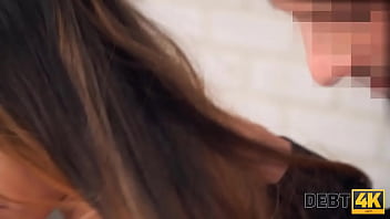 DEBT4k. Schuldeneintreiber bricht in die Wohnung des Models ein und fickt sie
