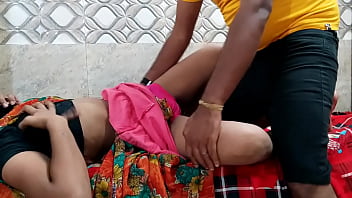 पति से फोन पर बात करते हुए।भाई मुझे जोर जोर से चोदो चुत फार दो। हिन्दी क्लीयर ऑडियो।