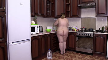 Naked BBW with a juicy PAWG loves to cook dinner without clothes Homemade fetish