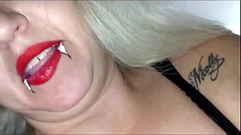 Sexo no Halloween com vampira gostosa