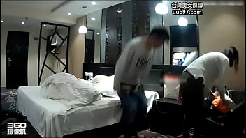 酒店偷拍苗条大长腿女神级大学美女私会网友换上黑丝情趣服被男的一顿操-