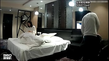 酒店偷拍苗条大长腿女神级大学美女私会网友换上黑丝情趣服被男的一顿操-