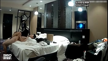 酒店偷拍苗条大长腿女神级大学美女私会网友换上黑丝情趣服被男的一顿操-