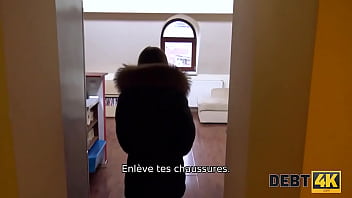 DEBT4k. Cinq cents dollars ne suffisent pas et le d&eacute_biteur doit &eacute_carter les jambes