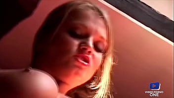 Ma&eacute_va White et Rita Faltoyano, s'_offrent un trio sexy et hard