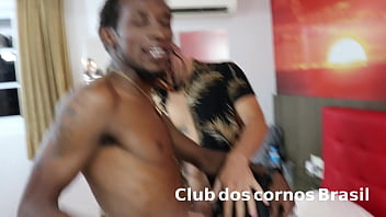 Chifrudo realiza sua fantasia de ver a esposa dando pra 3