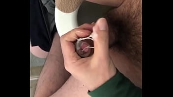 日本人　30代素人　寝起きトイレでオナニー 射精