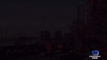 Ces deux blondes sexy se font une s&eacute_ance de masturbation sensuelle