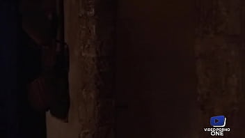 Elodie, soubrette tr&egrave_s sexy, aime avoir une grosse bite pour elle