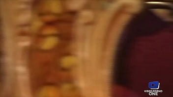 Elodie, soubrette trè_s sexy, aime avoir une grosse bite pour elle