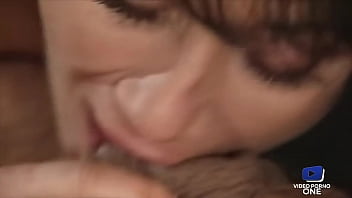 Elodie, soubrette tr&egrave_s sexy, aime avoir une grosse bite pour elle