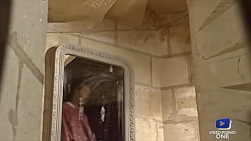 Elodie, soubrette tr&egrave_s sexy, aime avoir une grosse bite pour elle