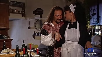 Elodie, soubrette tr&egrave_s sexy, aime avoir une grosse bite pour elle