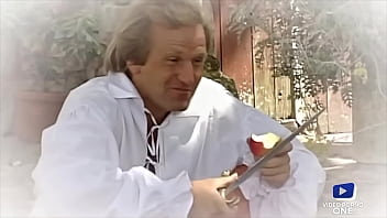 Elodie, soubrette tr&egrave_s sexy, aime avoir une grosse bite pour elle