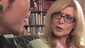 Nina Hartley: La vieille salope adore les jeunes queues !